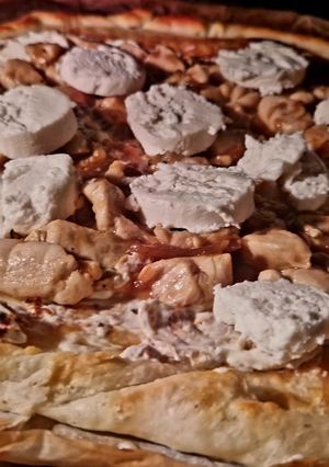 Foto principal de Masa de Hojaldre con queso crema, tiras de pollo con cebolla caramelizada y rulo de cabra