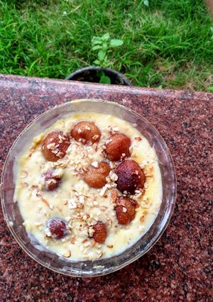 A picture of Custard With Gulab jamun.