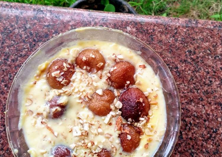 Custard With Gulab jamun