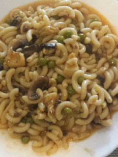 Una foto de Fideos con sepia y guisantes