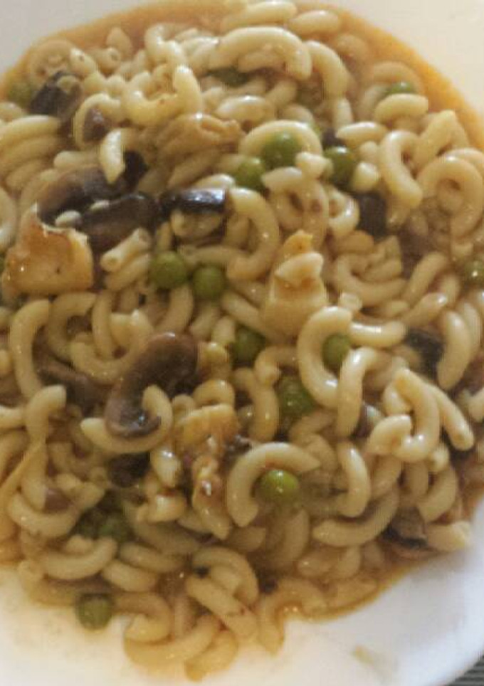 Una foto de Fideos con sepia y guisantes