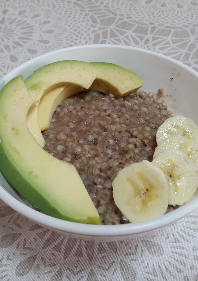 Una foto de Desayuno vegano completo de gachas de trigo sarraceno