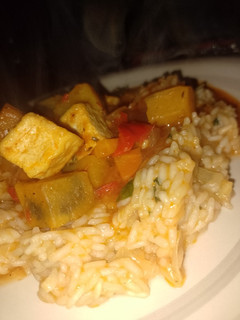 Una foto de Goulash húngaro vegano con tofu