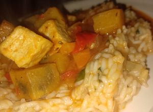 Una foto de Goulash húngaro vegano con tofu
