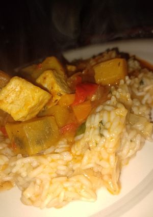 Una foto de Goulash húngaro vegano con tofu