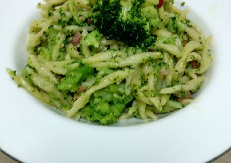 Chili-Speck-Aglio e Olio mit Pasta e Broccoli