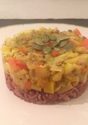 Une photo de Ratatouille accompagnée de riz complet