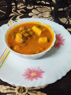 A picture of Peas, Foxnut and Paneer Curry.