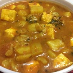 A picture of Aloo paneer.
