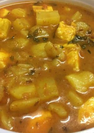 A picture of Aloo paneer.
