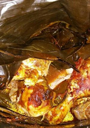 Una foto de Barbacoa de pollo con hoja de plátano
