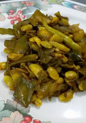 A picture of Papdi Sabzi (Indian Broad Beans) Flat Green Beans.