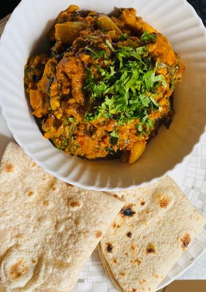 A picture of Spinach and chicken curry.