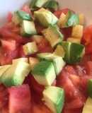 Ensalada de jitomate con aguacate y queso