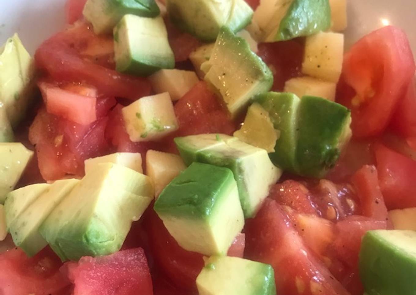 Ensalada de jitomate con aguacate y queso