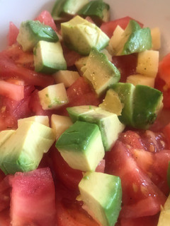 Una foto de Ensalada de jitomate con aguacate y queso