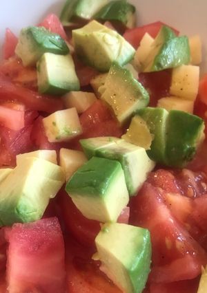 Una foto de Ensalada de jitomate con aguacate y queso