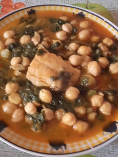 Una foto de Garbanzos con bacalao y espinacas