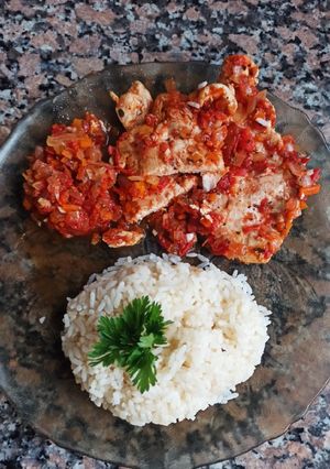 Una foto de Pechugas de pollo a la salsa roja + guarnición de arroz