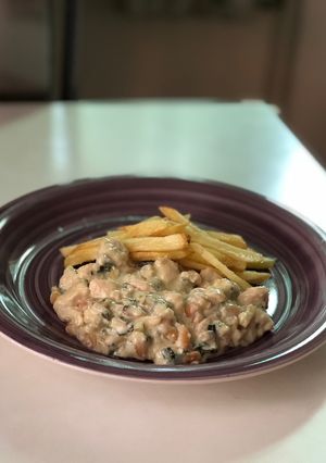 Una foto de Pollo con crema y vino blanco + papas fritas (2x1)