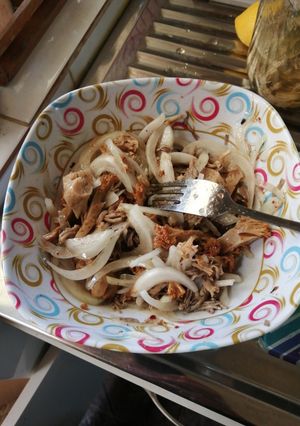Una foto de Ensalada de cebolla y changles