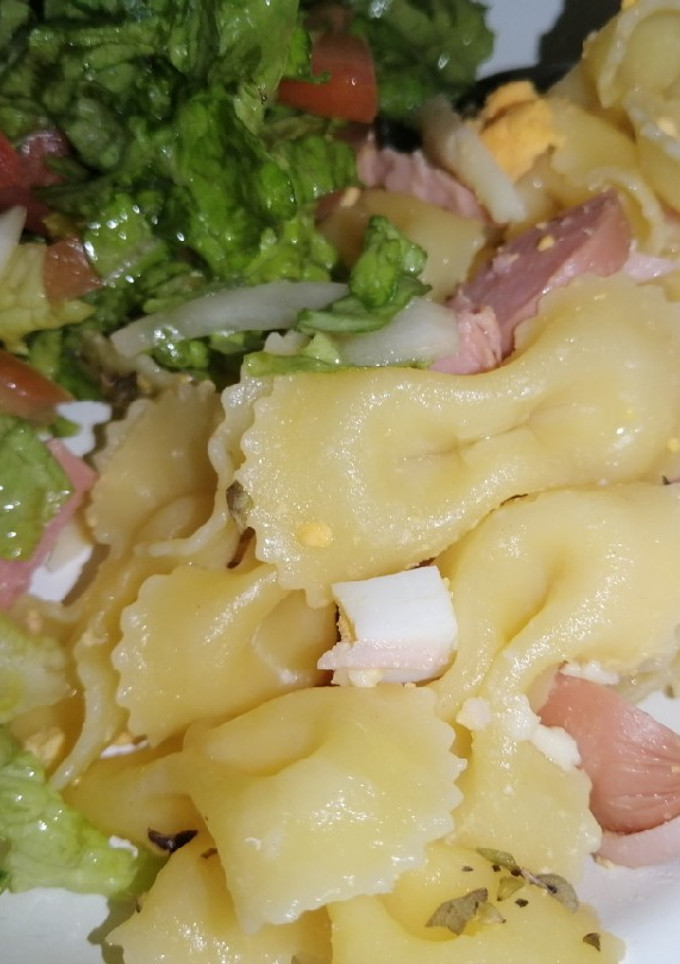 Una foto de Ensalada de fideos, jamón, queso, etc