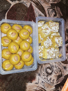 लड्डू और बर्फी (Laddu aur barfi recipe in Hindi) रेसिपी मुख्य फोटो