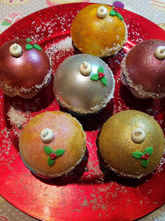 Una foto de Cupcakes decorados con esferas de Navidad