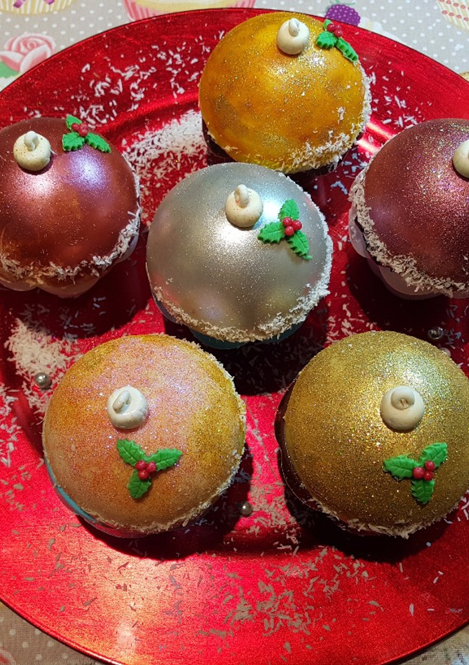 Una foto de Cupcakes decorados con esferas de Navidad