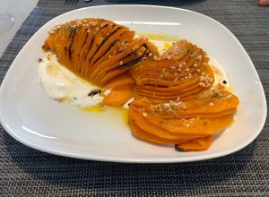 Foto principal de Calabaza al horno con crema de queso de cabra