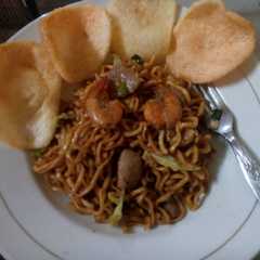 รูปของ Mie goreng udang + bakso