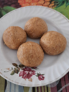 શીંગ દાળિયા તલ ટોપરાના લાડુ (Shing Daliya Teel Topra Ladoo Recipe In Gujarati) રેસીપી મુખ્ય ફોટો