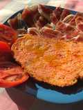 Pa amb tomàquet y pernil, pan con tomate y jamón (hand-sliced)