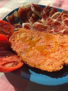 Una foto de Pa amb tomàquet y pernil, pan con tomate y jamón (cortado a mano