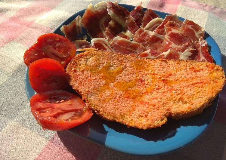 Pa amb tomàquet y pernil, pan con tomate y jamón (cortado a mano