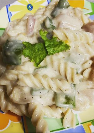 A picture of White sauce pasta.