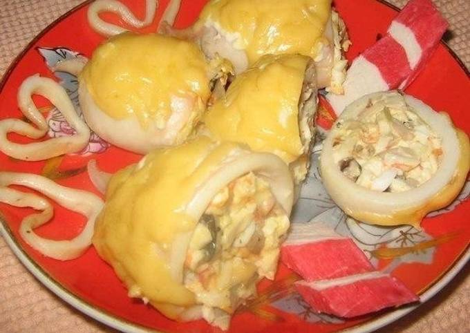 Кальмар, фаршированный грибами, яйцом и сыром