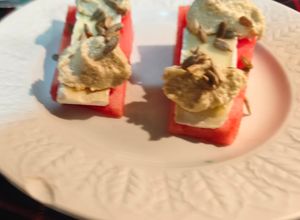 Una foto de Canape de Sandía, Queso Brie, Hummus y Pipas