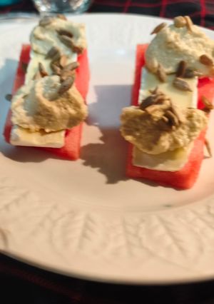 Una foto de Canape de Sandía, Queso Brie, Hummus y Pipas
