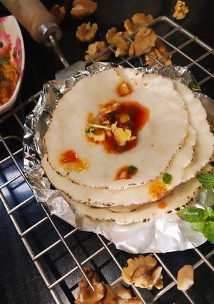 क्रिस्पी वालनट तिखट (crispy walnut tikhat recipe in Hindi) रेसिपी मुख्य फोटो