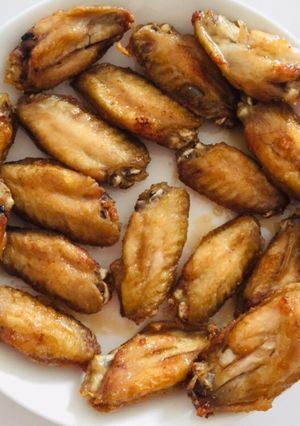 Hình của món Vào bếp cùng con: cánh gà chiên nước mắm đúng chỉ có nước mắm.