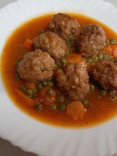 Una foto de Albóndigas a la jardinera