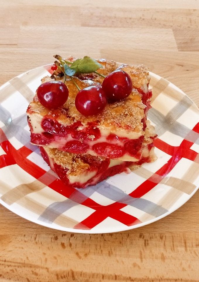 Palacsintatésztás szórt meggyes recept fotója