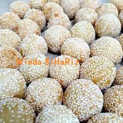 A picture of Onde Onde Empuk isi Kacang Hijau.