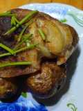 Pollo de mar a la bolsa sobre papas rústicas enteras y cilantro