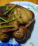 Pollo de mar a la bolsa sobre papas rústicas enteras y cilantro