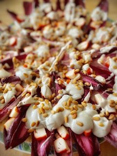 Una foto de Ensalada de endivias rojas con salsa de queso azul