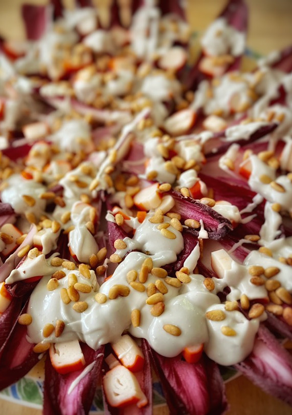 Una foto de Ensalada de endivias rojas con salsa de queso azul