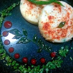 A picture of Rava dhokla on tawa.