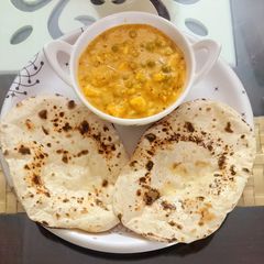 A picture of Matar paneer.